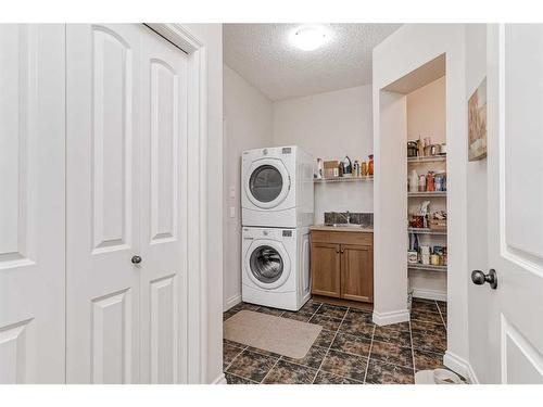 211 Sunset Square, Cochrane, AB - Indoor Photo Showing Laundry Room