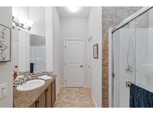 211 Sunset Square, Cochrane, AB - Indoor Photo Showing Bathroom