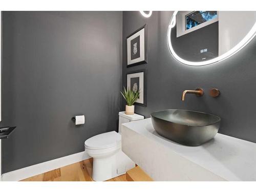 1725 23 Avenue Nw, Calgary, AB - Indoor Photo Showing Bathroom