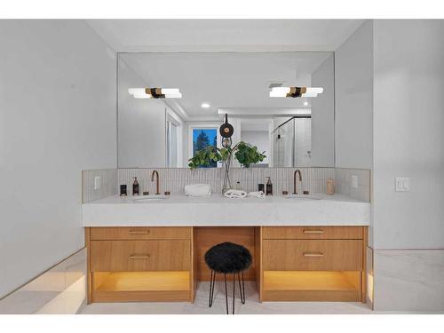 1725 23 Avenue Nw, Calgary, AB - Indoor Photo Showing Bathroom