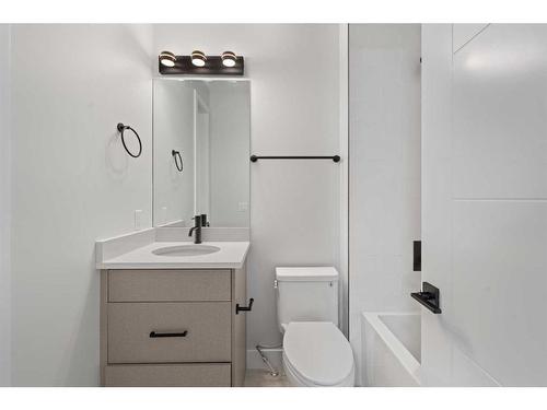 1725 23 Avenue Nw, Calgary, AB - Indoor Photo Showing Bathroom