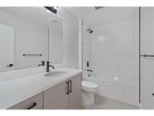 1725 23 Avenue Nw, Calgary, AB - Indoor Photo Showing Bathroom