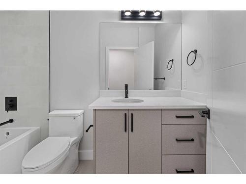 1725 23 Avenue Nw, Calgary, AB - Indoor Photo Showing Bathroom