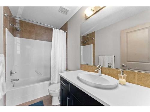 16 Westpark Court Sw, Calgary, AB - Indoor Photo Showing Bathroom