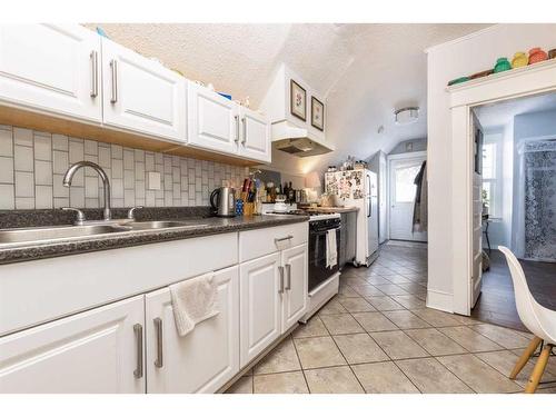 1-7-2123 5 Street Sw, Calgary, AB - Indoor Photo Showing Kitchen With Double Sink