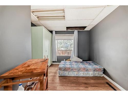 2525 16A Street Se, Calgary, AB - Indoor Photo Showing Bedroom