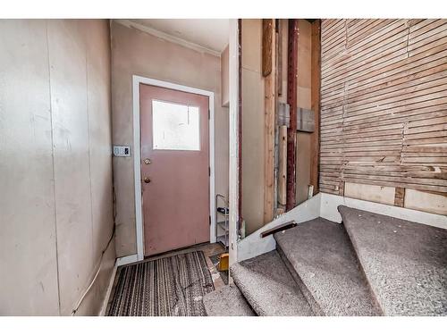 2525 16A Street Se, Calgary, AB - Indoor Photo Showing Other Room