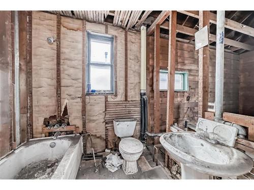 2525 16A Street Se, Calgary, AB - Indoor Photo Showing Bathroom