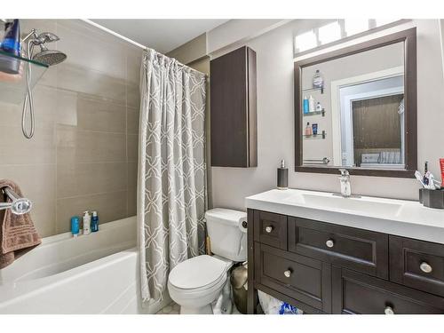 8-712 4 Street Ne, Calgary, AB - Indoor Photo Showing Bathroom