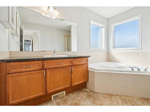 419 Everridge Drive Sw, Calgary, AB - Indoor Photo Showing Bathroom
