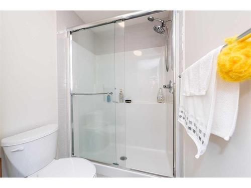 124 Emberside Place, Cochrane, AB - Indoor Photo Showing Bathroom