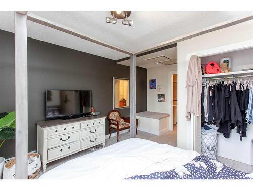 18-2400 15 Street Sw, Calgary, AB - Indoor Photo Showing Bedroom