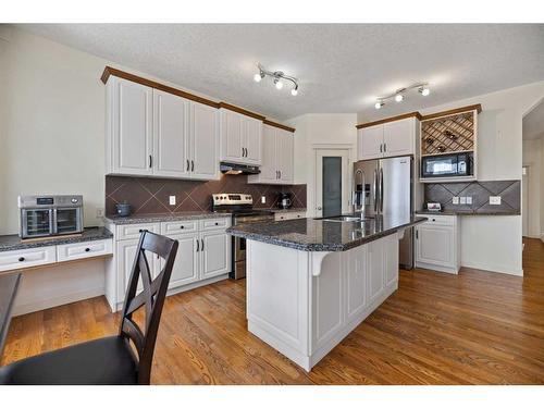 1260 Everridge Drive Sw, Calgary, AB - Indoor Photo Showing Kitchen With Upgraded Kitchen