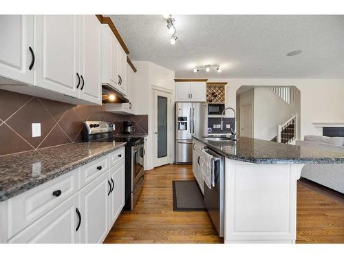 1260 Everridge Drive Sw, Calgary, AB - Indoor Photo Showing Kitchen With Upgraded Kitchen