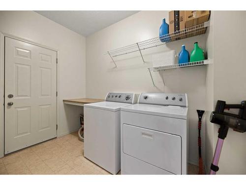 1260 Everridge Drive Sw, Calgary, AB - Indoor Photo Showing Laundry Room