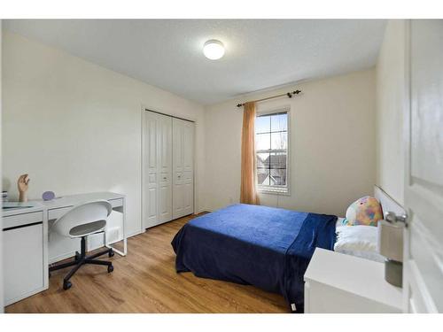 1260 Everridge Drive Sw, Calgary, AB - Indoor Photo Showing Bedroom