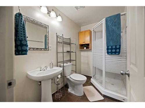 1260 Everridge Drive Sw, Calgary, AB - Indoor Photo Showing Bathroom