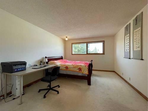 215 Edgebank Place Nw, Calgary, AB - Indoor Photo Showing Bedroom