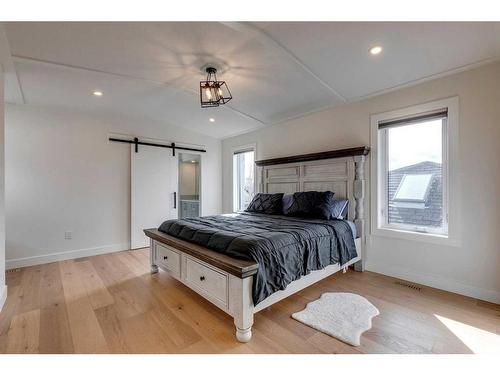 727 23 Avenue Nw, Calgary, AB - Indoor Photo Showing Bedroom