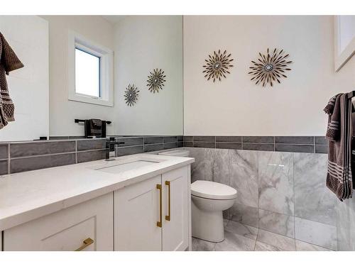 727 23 Avenue Nw, Calgary, AB - Indoor Photo Showing Bathroom