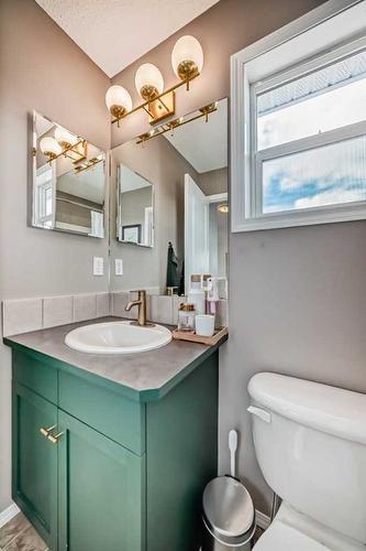 2442 Kingsland Road Se, Airdrie, AB - Indoor Photo Showing Bathroom