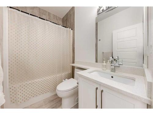 4512 84 Avenue Ne, Calgary, AB - Indoor Photo Showing Bathroom