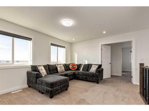 4512 84 Avenue Ne, Calgary, AB - Indoor Photo Showing Living Room