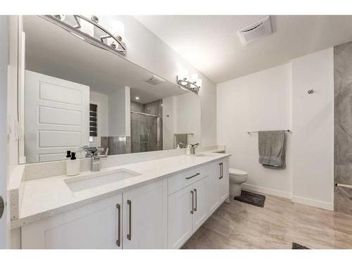 4512 84 Avenue Ne, Calgary, AB - Indoor Photo Showing Bathroom