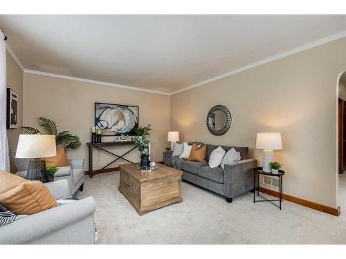 601 30 Avenue Sw, Calgary, AB - Indoor Photo Showing Living Room