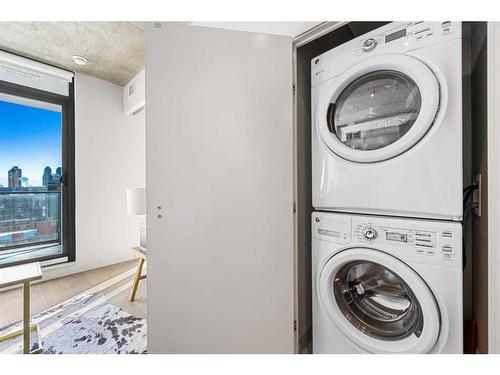 907-1010 6 Street Sw, Calgary, AB - Indoor Photo Showing Laundry Room