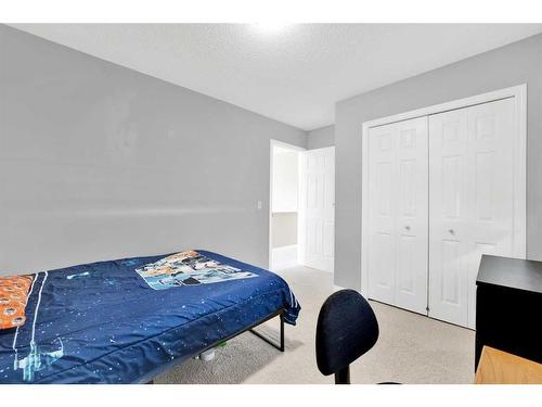 233 Sunset Heights, Cochrane, AB - Indoor Photo Showing Bedroom