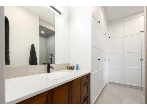 2858 77 Street Sw, Calgary, AB - Indoor Photo Showing Bathroom