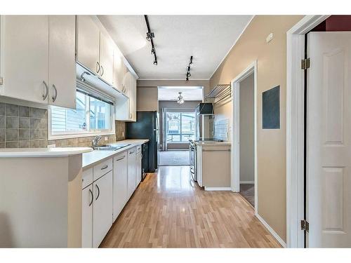 926 5 Avenue Ne, Calgary, AB - Indoor Photo Showing Kitchen