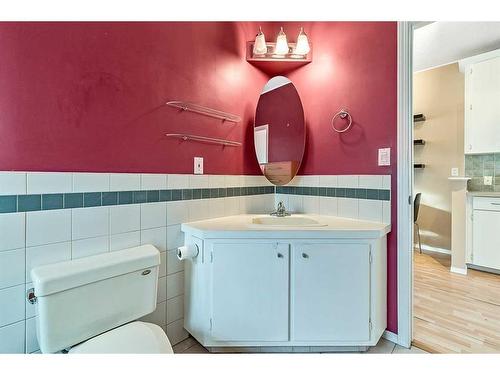 926 5 Avenue Ne, Calgary, AB - Indoor Photo Showing Bathroom