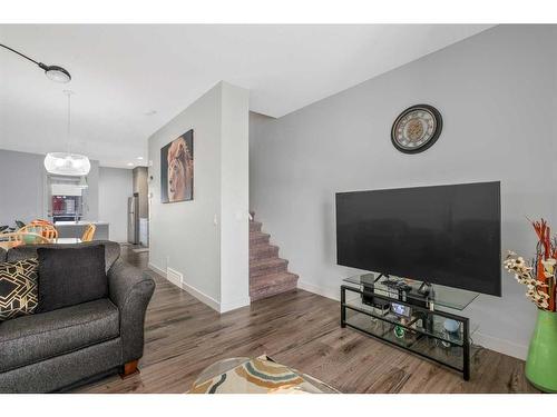 7032 34 Avenue Nw, Calgary, AB - Indoor Photo Showing Living Room