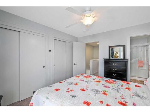 7032 34 Avenue Nw, Calgary, AB - Indoor Photo Showing Bedroom