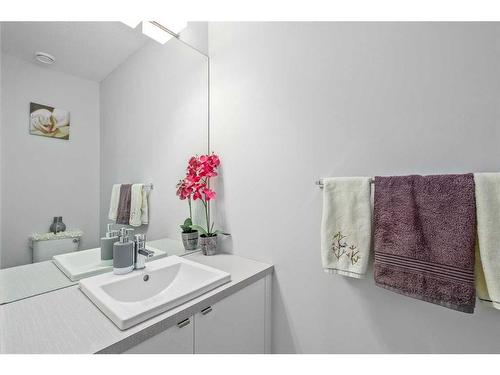 7032 34 Avenue Nw, Calgary, AB - Indoor Photo Showing Bathroom