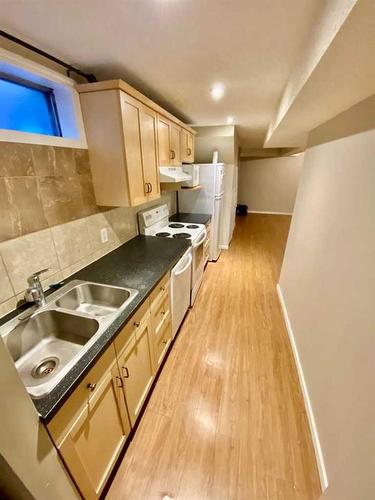 349 33 Avenue Ne, Calgary, AB - Indoor Photo Showing Kitchen With Double Sink