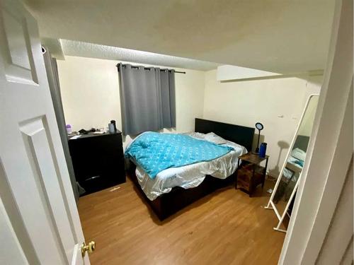 349 33 Avenue Ne, Calgary, AB - Indoor Photo Showing Bedroom