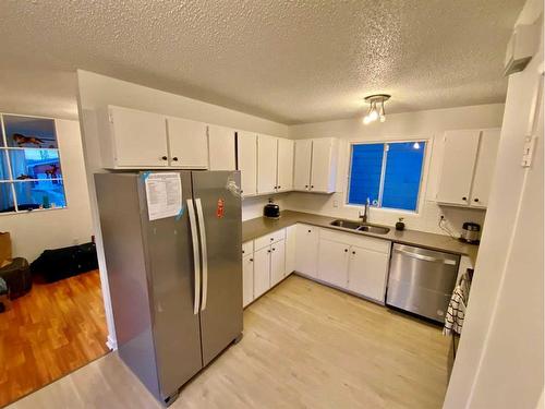 349 33 Avenue Ne, Calgary, AB - Indoor Photo Showing Kitchen With Double Sink