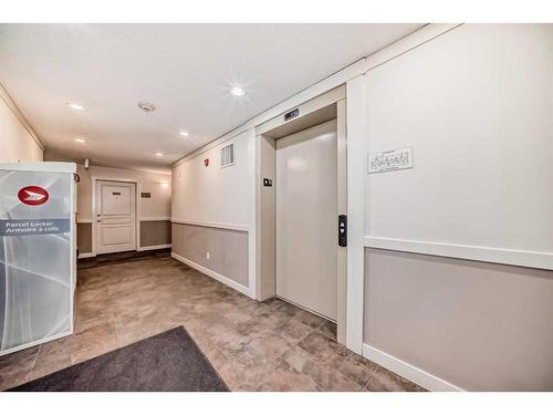 2214-211 Aspen Stone Boulevard Sw, Calgary, AB - Indoor Photo Showing Other Room