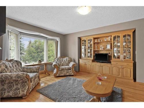 41 Sprucegrove Crescent Se, Airdrie, AB - Indoor Photo Showing Living Room