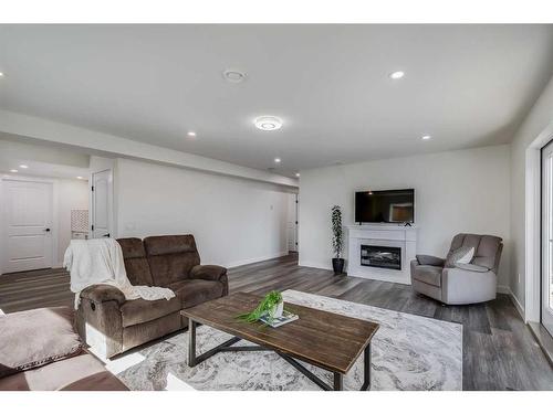 18 Poplar Ridge Close, Didsbury, AB - Indoor Photo Showing Living Room With Fireplace