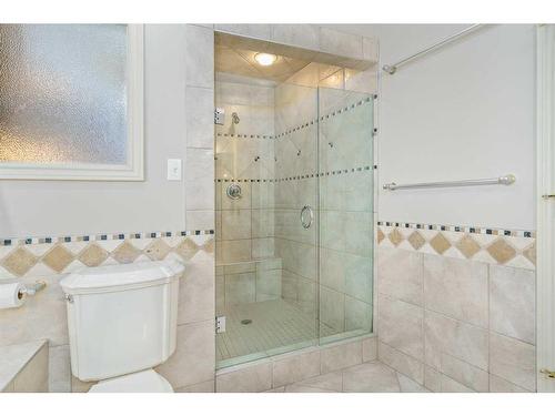 435 Wildwood Drive Sw, Calgary, AB - Indoor Photo Showing Bathroom