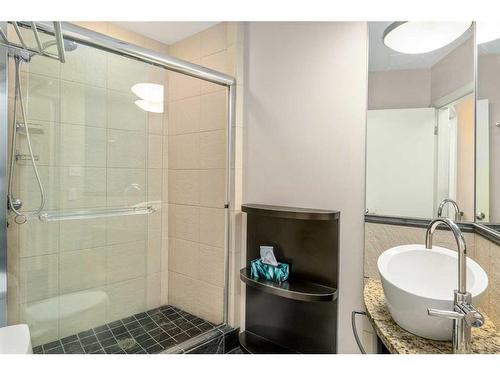 435 Wildwood Drive Sw, Calgary, AB - Indoor Photo Showing Bathroom
