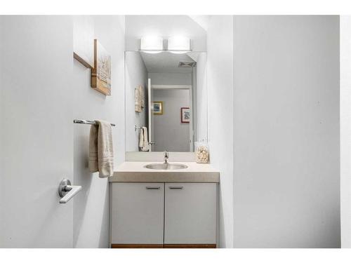 146-315 24 Avenue Sw, Calgary, AB - Indoor Photo Showing Bathroom