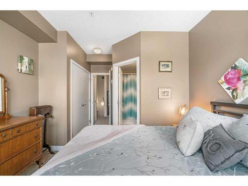 146-315 24 Avenue Sw, Calgary, AB - Indoor Photo Showing Bedroom