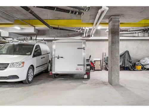 146-315 24 Avenue Sw, Calgary, AB - Indoor Photo Showing Garage