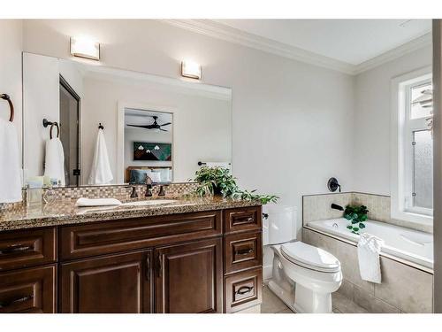 906 33 Street Nw, Calgary, AB - Indoor Photo Showing Bathroom