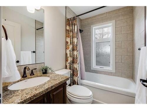 906 33 Street Nw, Calgary, AB - Indoor Photo Showing Bathroom